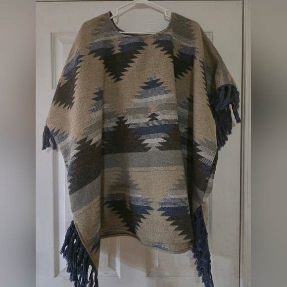 L&B Sweaters - Poncho